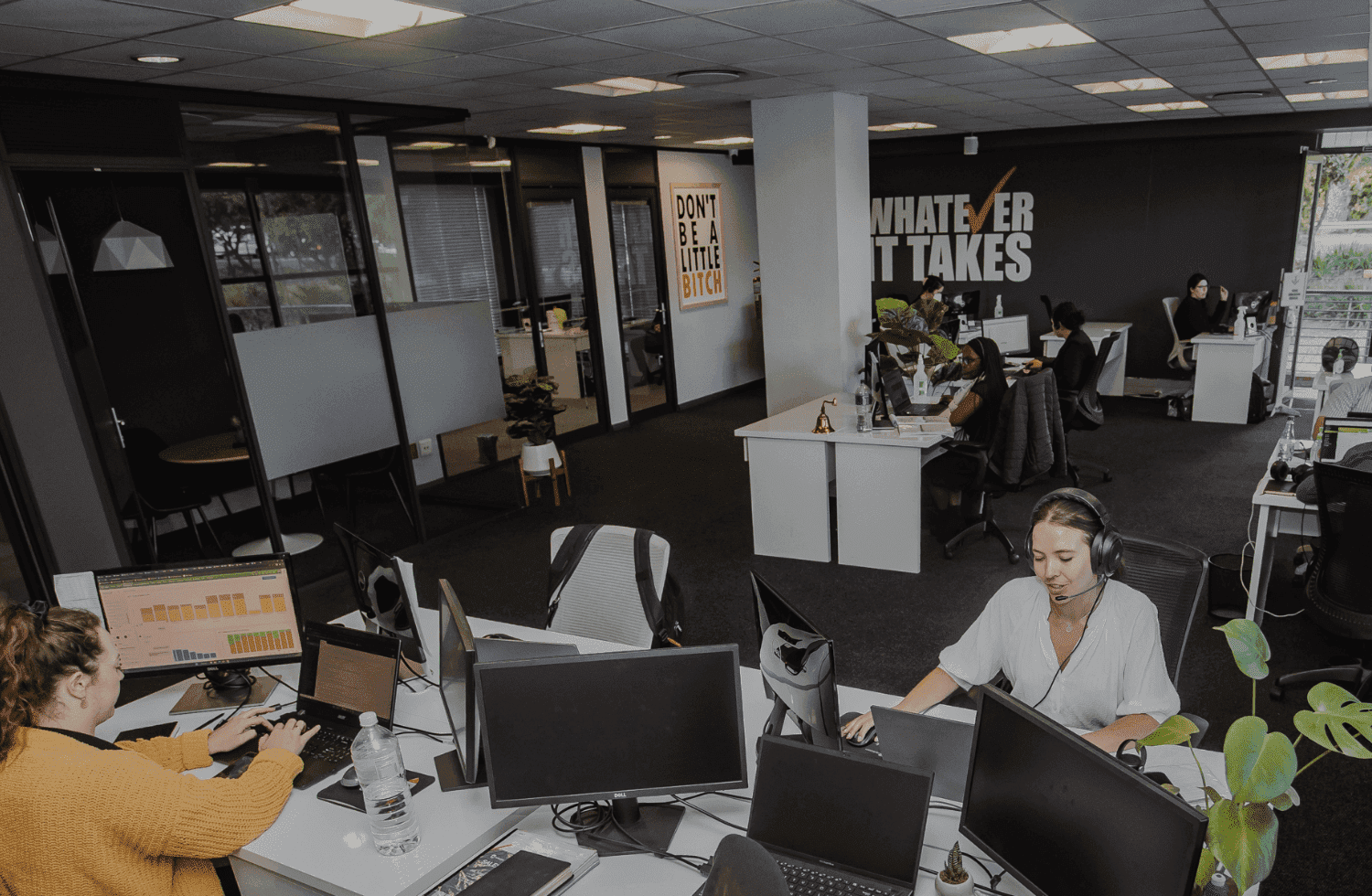 DSL Telecom's internet sales team collaborating 