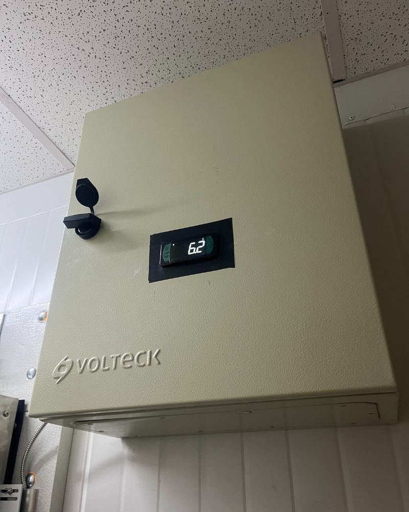 Gabinete con controlador de temperatura y alarma integrado