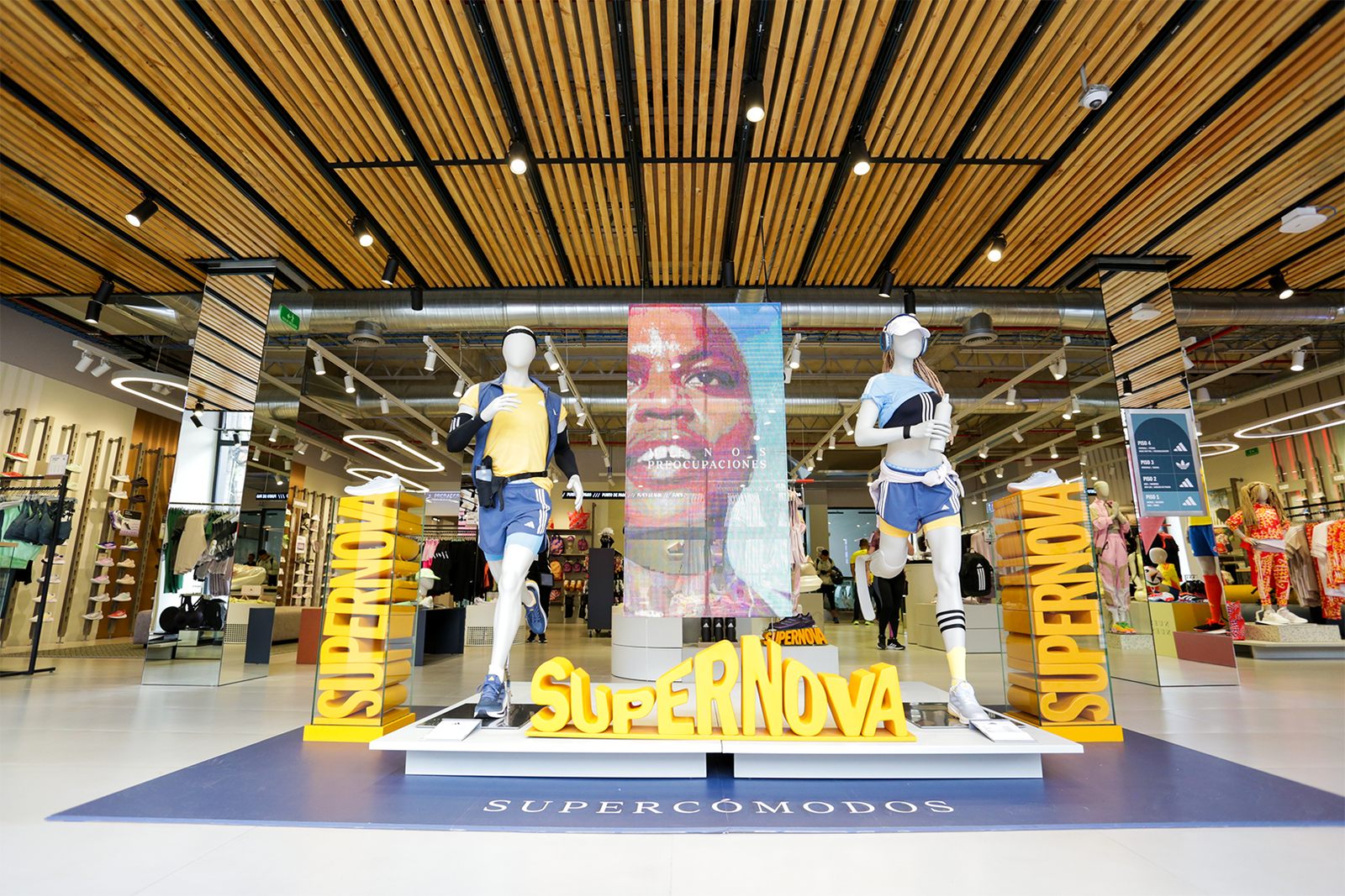 Tienda retail con pantallas digitales