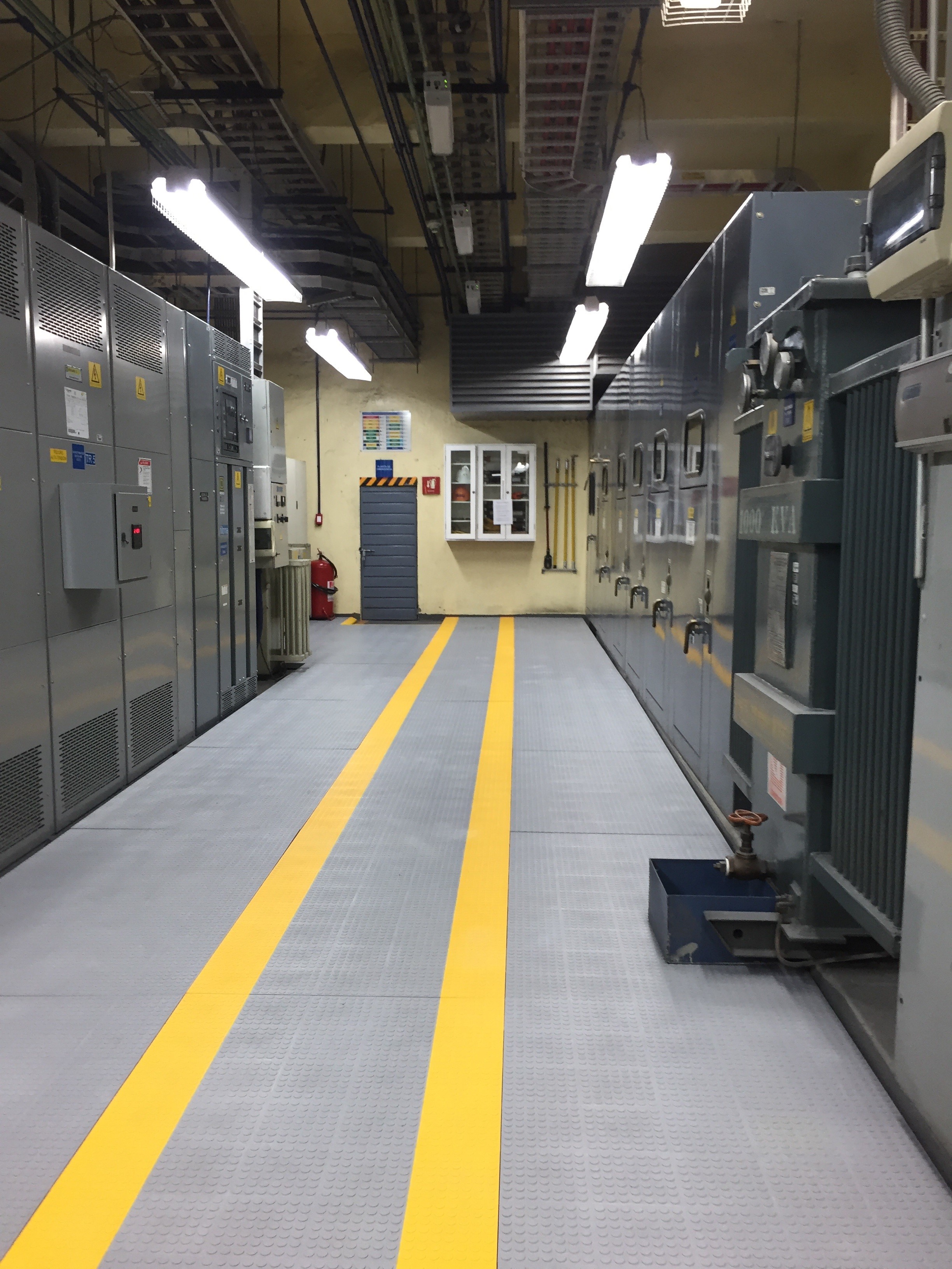 Subestacion con piso dielectrico