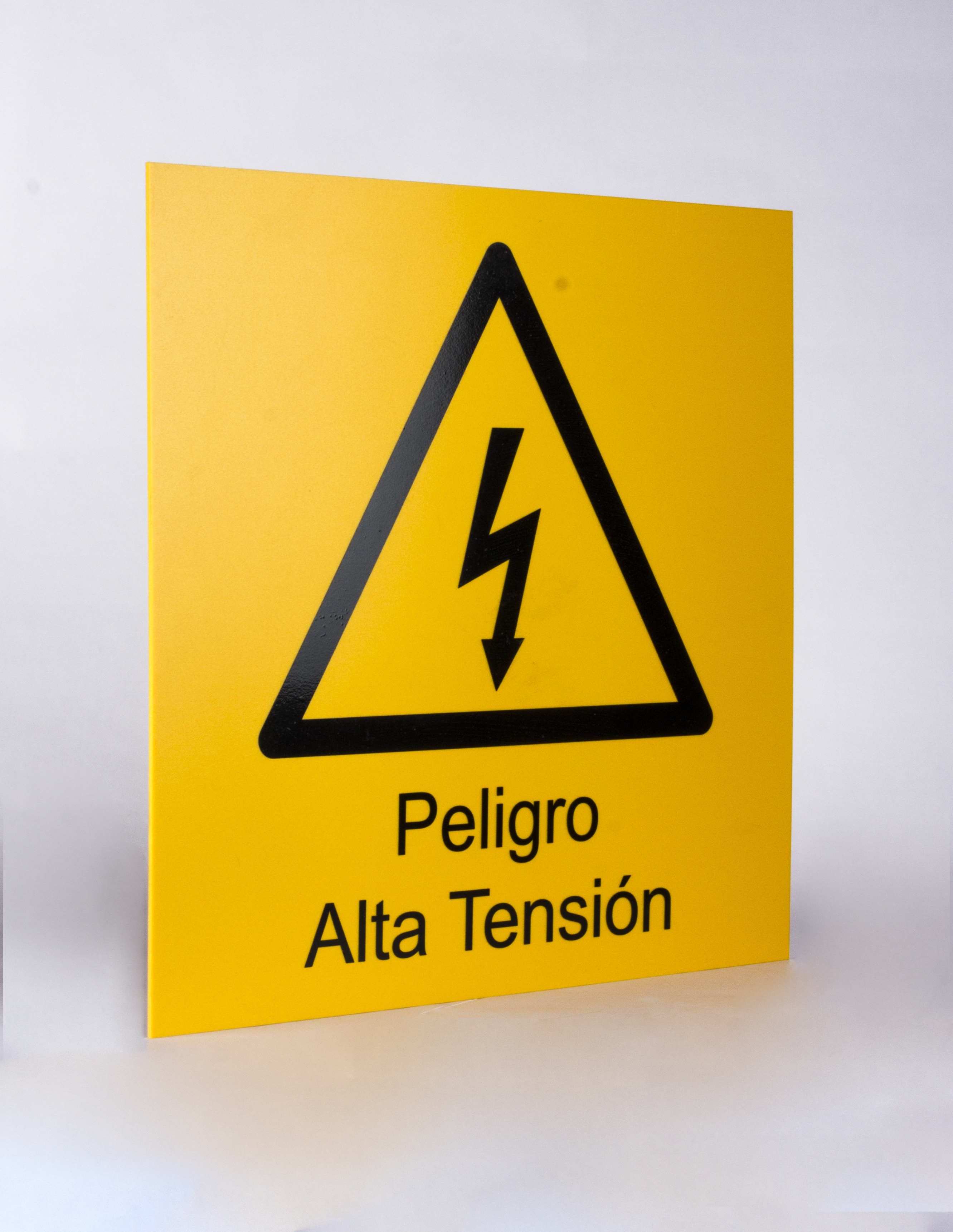 señalamiento peligro alta tension