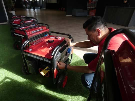 Persona revisando generador portatil gh power Persona revisando generador portatil gh power
