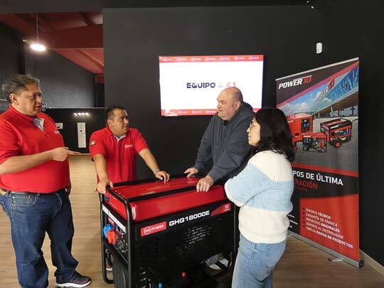 Vendedores de Gh Power en una Exhibicion Vendedores de Gh Power en una Exhibicion