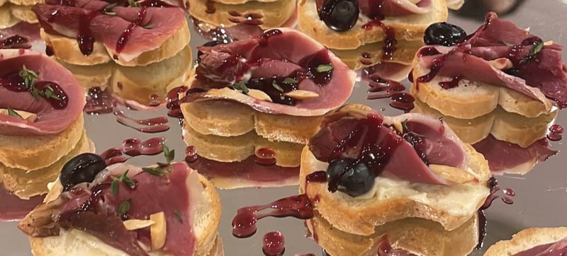 Gourmet duck breast and blueberry canapés with balsamic glaze Gourmet duck breast and blueberry canapés with balsamic glaze