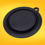 Diafragma de goma de forma circular, color negro, con un borde flexible y una pequeña pestaña en un extremo. Utilizado en sistemas de control de fluidos, válvulas o bombas para regular el flujo y la presión. Diafragma de goma de forma circular, color negro, con un borde flexible y una pequeña pestaña en un extremo. Utilizado en sistemas de control de fluidos, válvulas o bombas para regular el flujo y la presión.