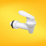 "Llave de paso de plástico blanca con rosca y sellado de goma, ideal para dispensadores de líquidos y contenedores de agua. Diseño ergonómico con palanca para un fácil control del flujo. Fondo amarillo resaltando el producto."