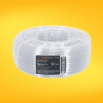 Manguera flexible de material transparente, ideal para aplicaciones donde se requiere visibilidad del flujo interno, como en sistemas de agua, aire o líquidos no corrosivos.