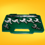 Dispositivo diseñado para aplicar un torque específico en tuercas y pernos, con la ventaja de una boca ajustable para mayor versatilidad.