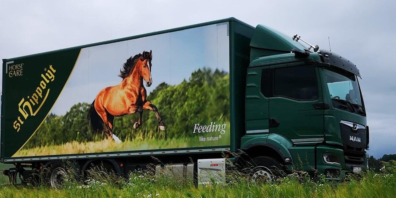 Koros-LKW auf der Lieferfahrt