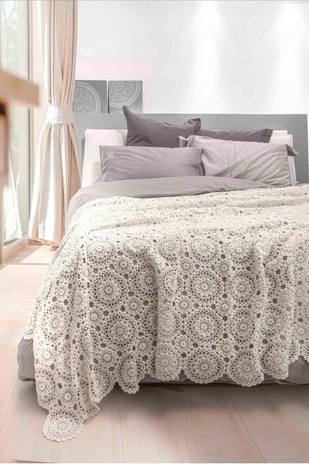 Copriletto ad uncinetto fatto con Babylo. Copriletto ad uncinetto fatto con Babylo.