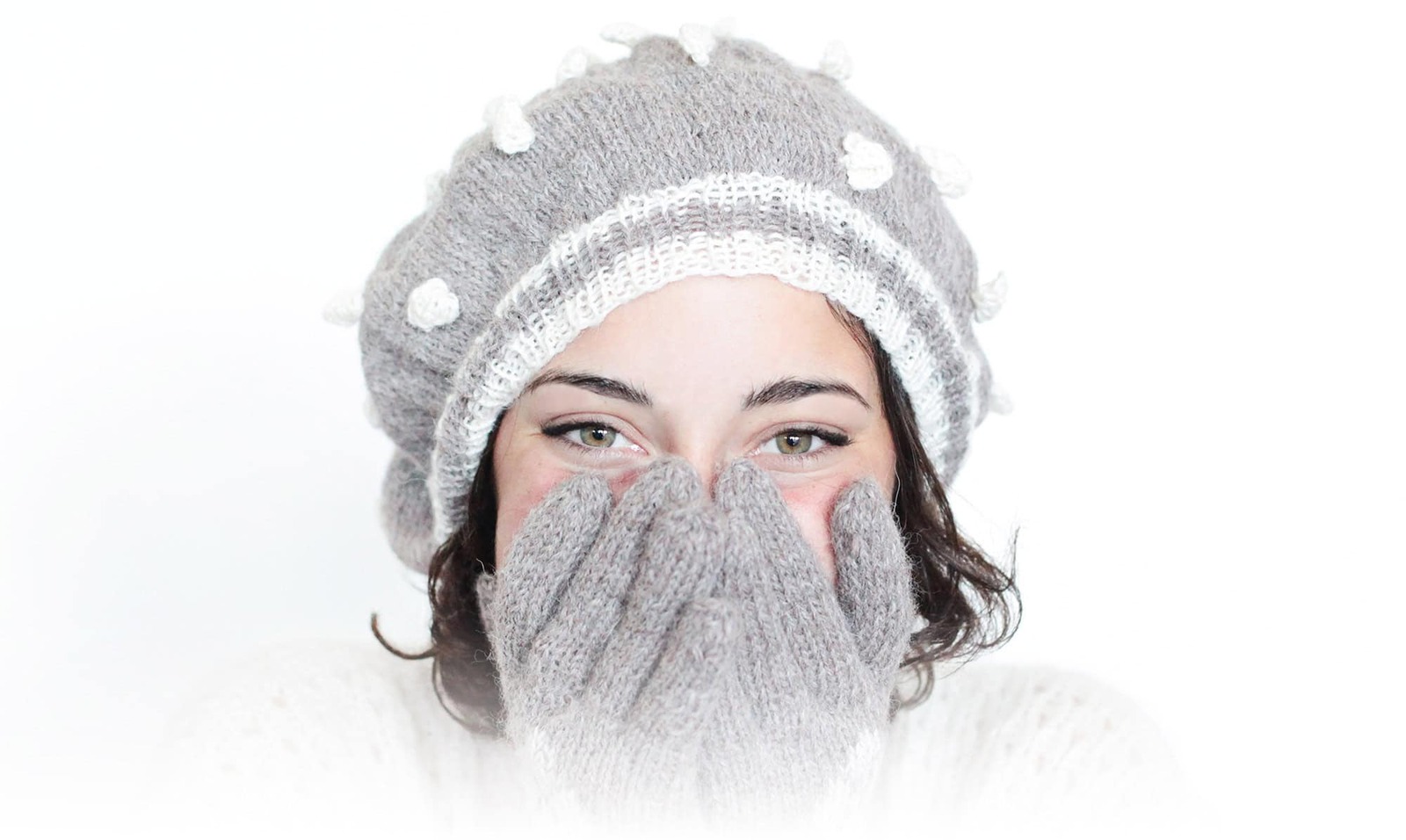 Cappello e guanti da donna realizzati con alpaca Adriafil