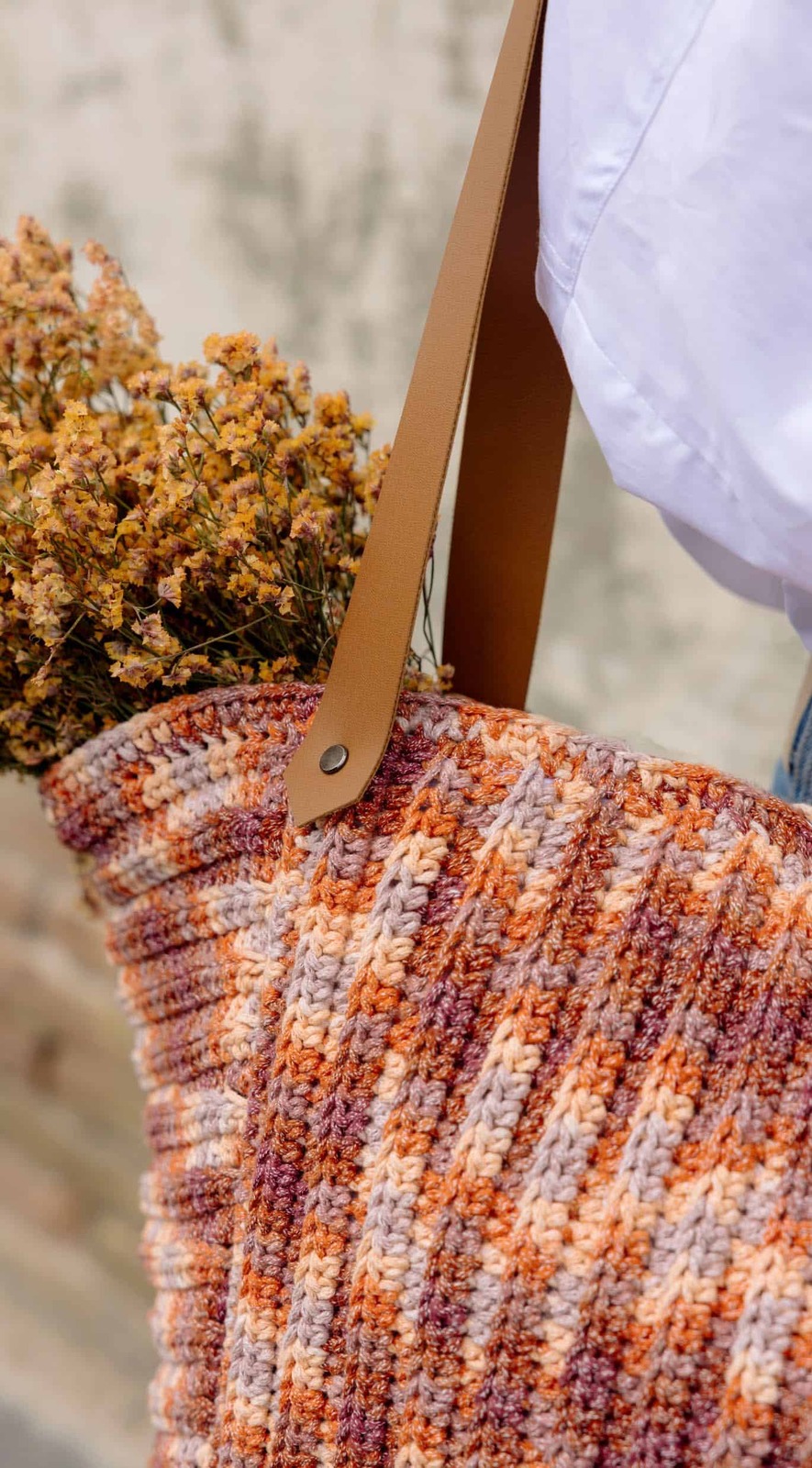 Borsa realizzata a mano con Eco Vita 4 Multicolor di DMC e uncinetto. Le spiegazioni sono nel book di progetti che trovi in questa pagina