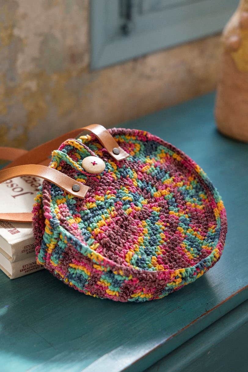 Borsa realizzata a mano con Eco Vita 4 Multicolor di DMC e uncinetto. Le spiegazioni sono nel book di progetti che trovi in questa pagina Borsa realizzata a mano con Eco Vita 4 Multicolor di DMC e uncinetto. Le spiegazioni sono nel book di progetti che trovi in questa pagina