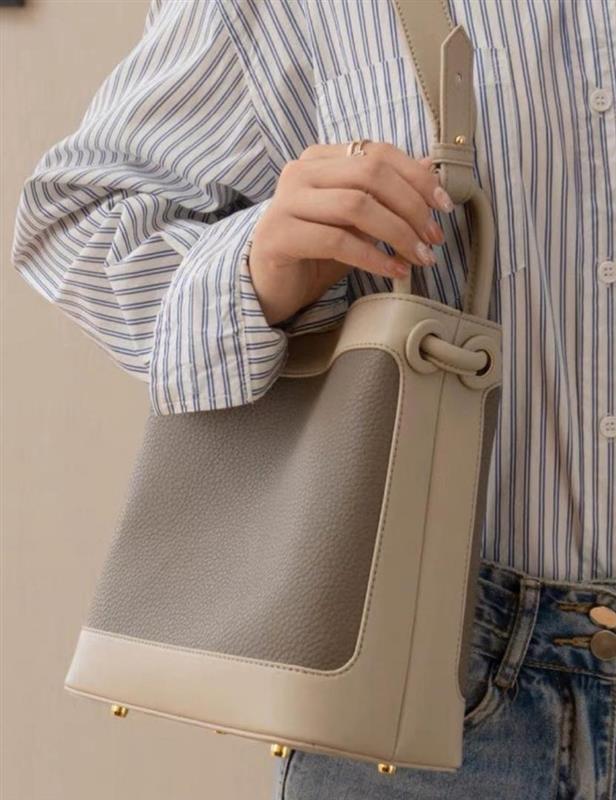 COWHIDE CROSSBODY  BUCKET BAG