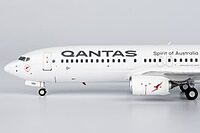Qantas 737-800 with scimitar winglets; new colors