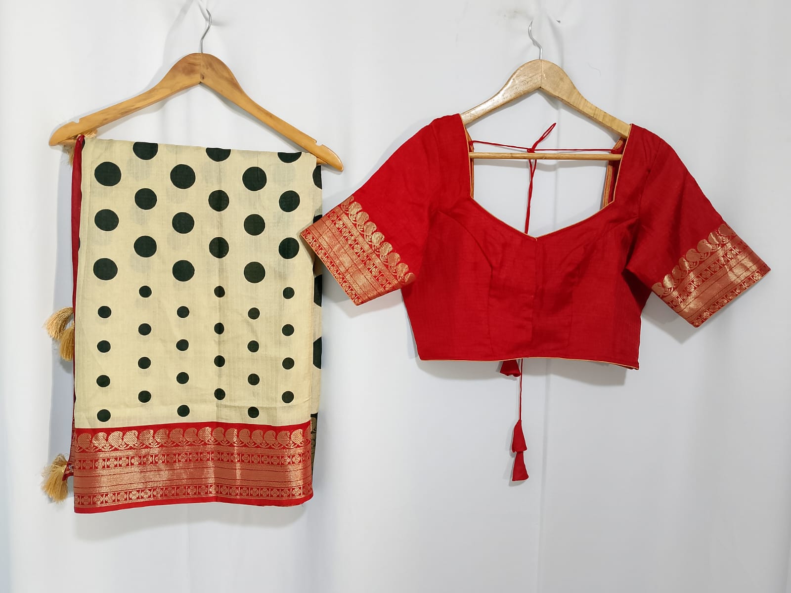 N639: Ready To Ship Beautiful Poliki dot  Saree With Stitched Blouse