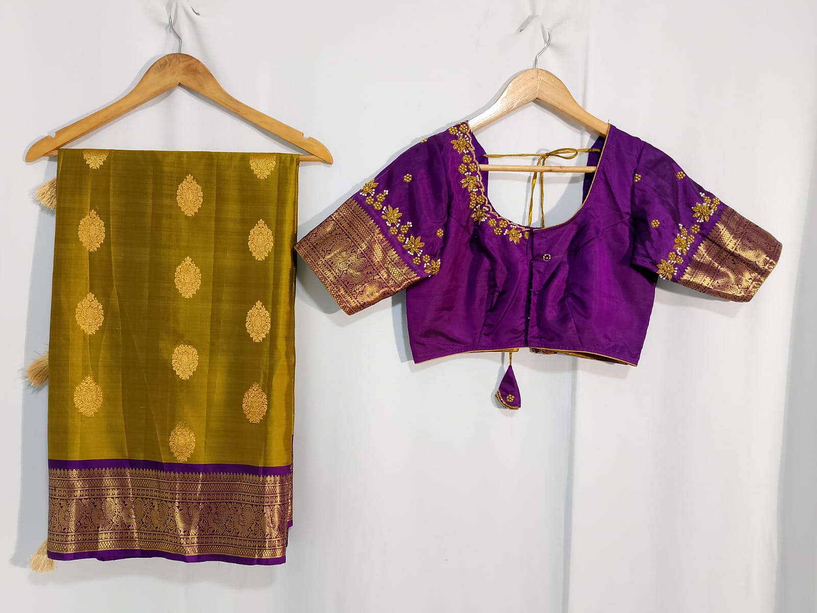 N713:Ready To Ship Beautiful Saree With Stitched Blouse