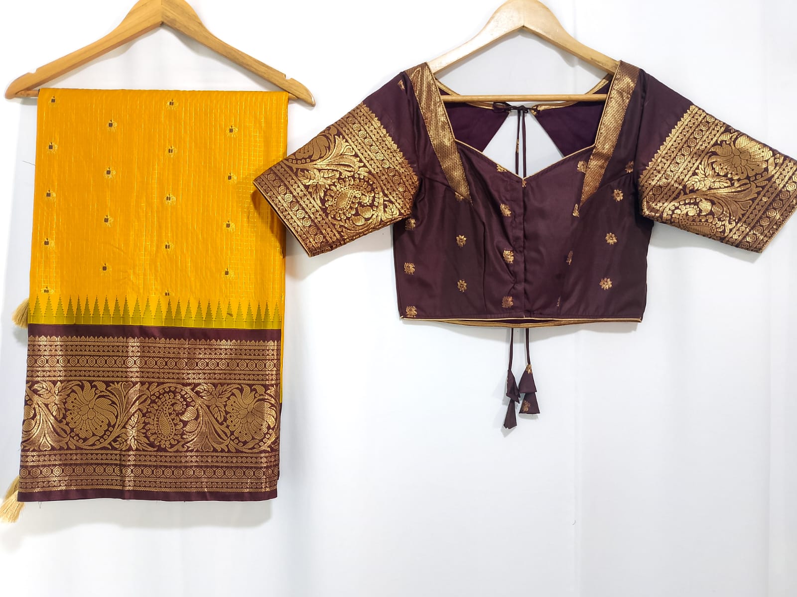 N952:Ready To Ship Beautiful Vintage Gadwal Saree With Stitched Blouse