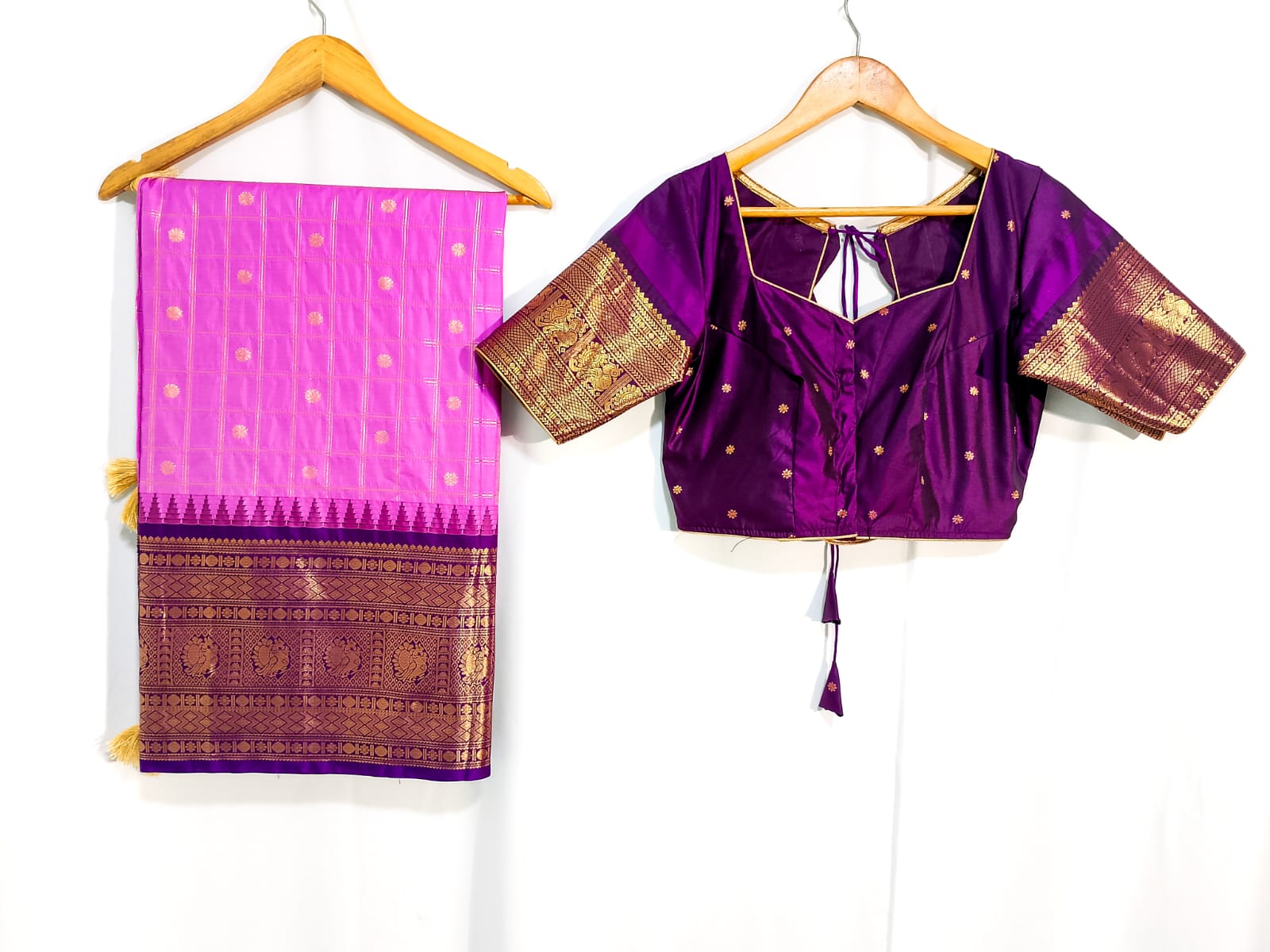 N959:Ready To Ship Beautiful Vintage Gadwal Saree With Stitched Blouse
