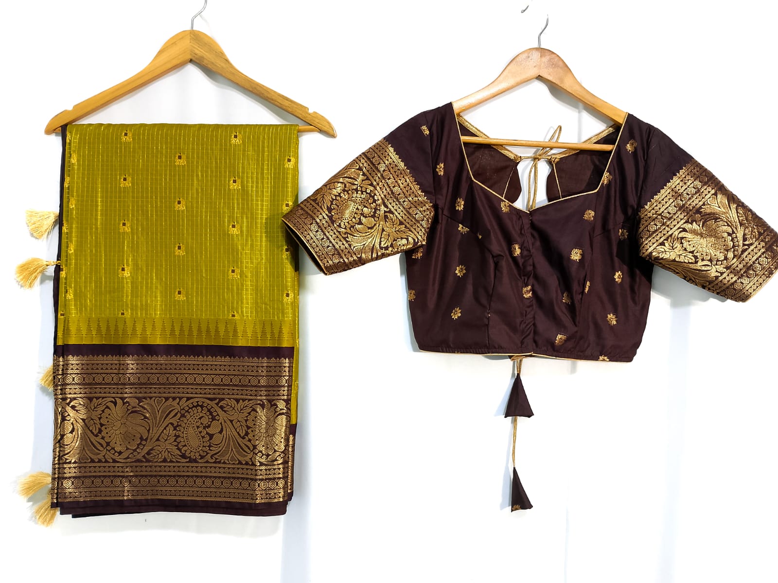 N960:Ready To Ship Beautiful Vintage Gadwal Saree With Stitched Blouse
