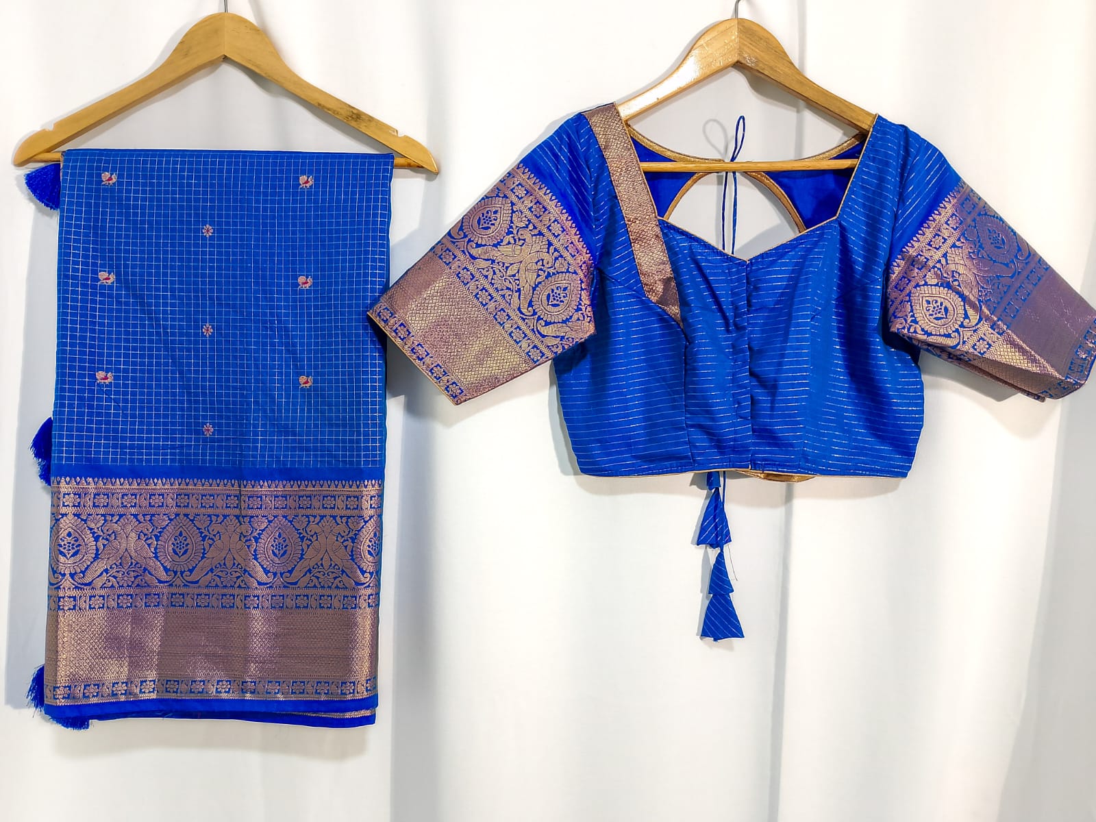 N967:Ready To Ship Beautiful Vintage Gadwal Saree With Stitched Blouse