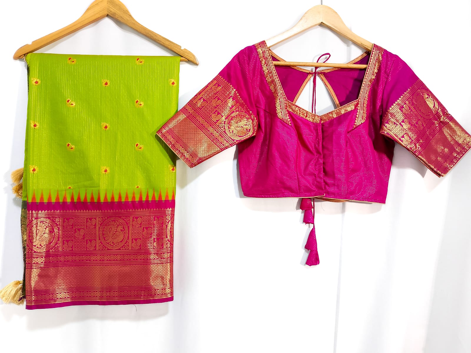 N973:Ready To Ship Beautiful Vintage Gadwal Saree With Stitched Blouse