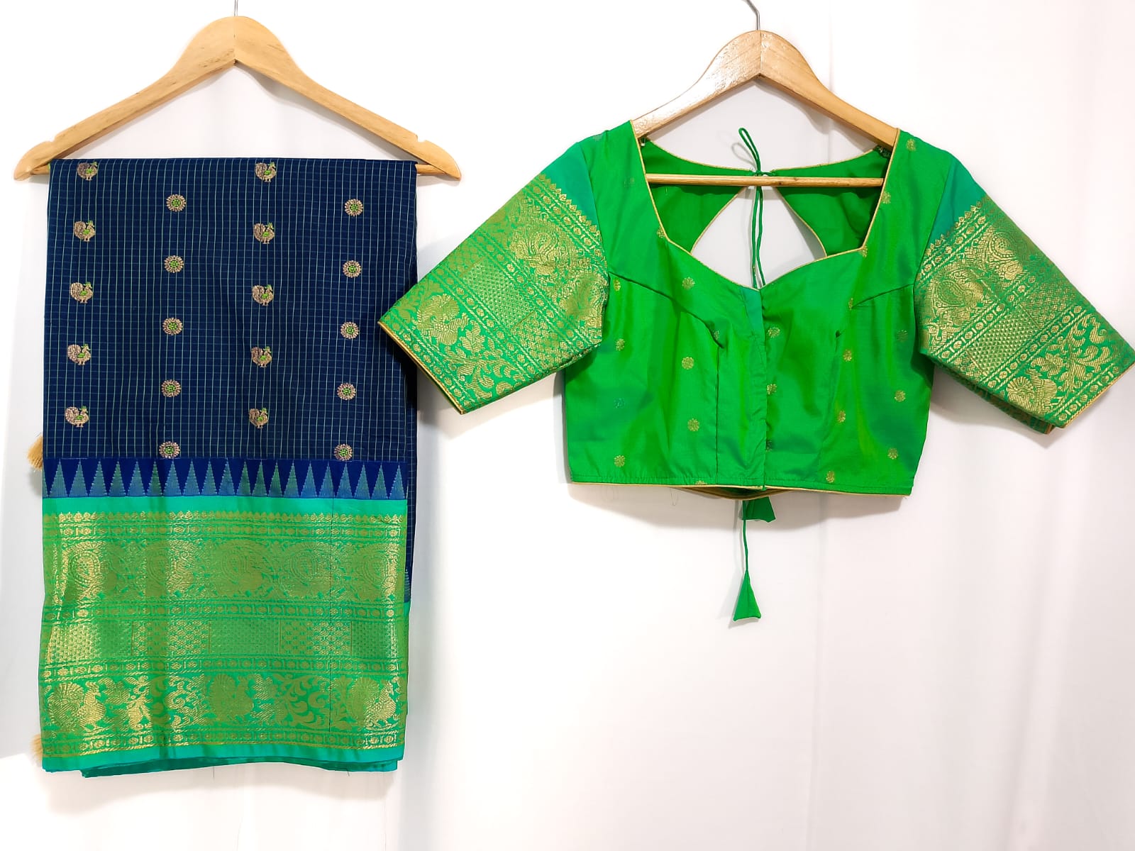 N975:Ready To Ship Beautiful Vintage Gadwal Saree With Stitched Blouse