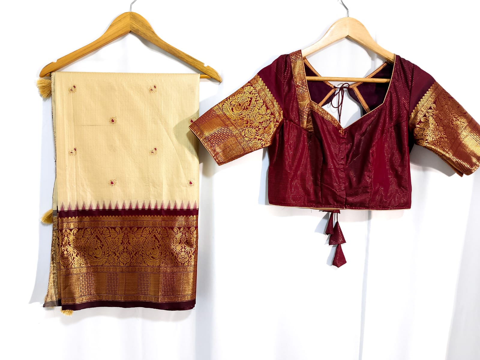 N979:Ready To Ship Beautiful Vintage Gadwal Saree With Stitched Blouse