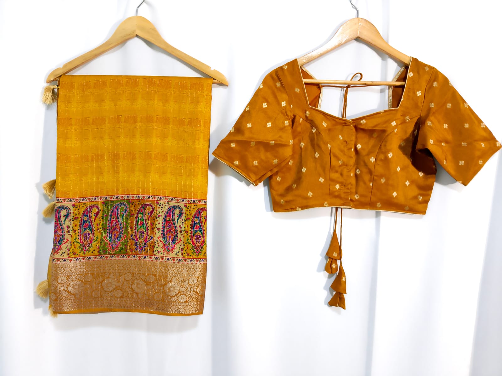 N1000: Ready To Ship Beautiful Saree With Stitched Blouse N1000: Ready To Ship Beautiful Saree With Stitched Blouse