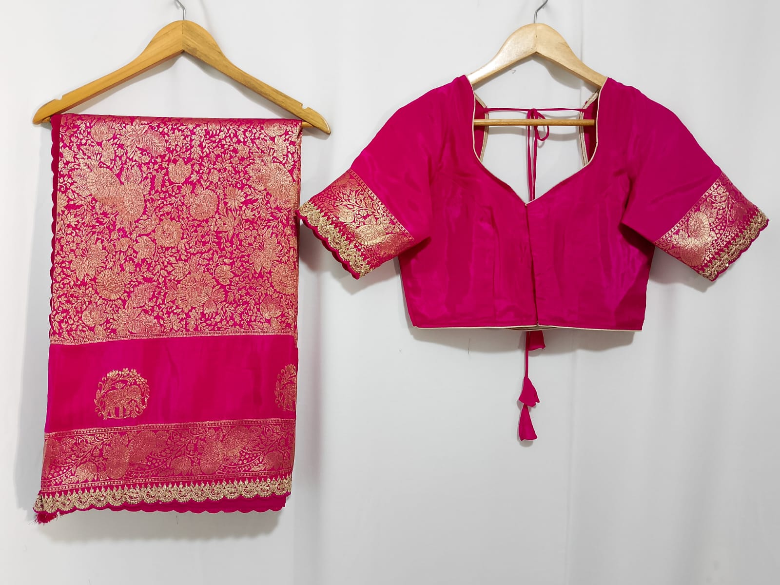 N1052: Ready To Ship Beautiful Pure Munga Crepe Silk Saree With Stitched Blouse
