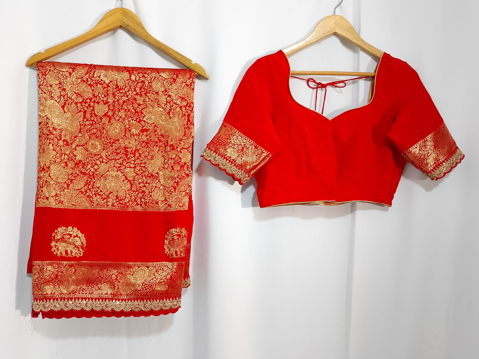 N1050: Ready To Ship Beautiful Pure Munga Crepe Silk Saree With Stitched Blouse