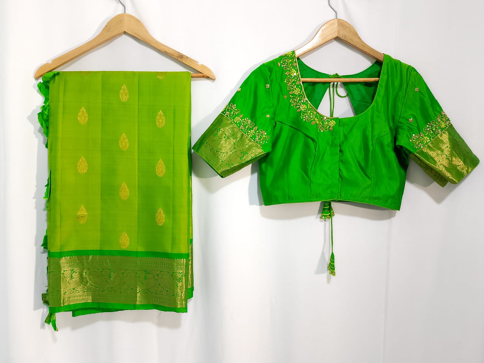 N1120: Ready To Ship Beautiful Saree With Stitched Blouse N1120: Ready To Ship Beautiful Saree With Stitched Blouse