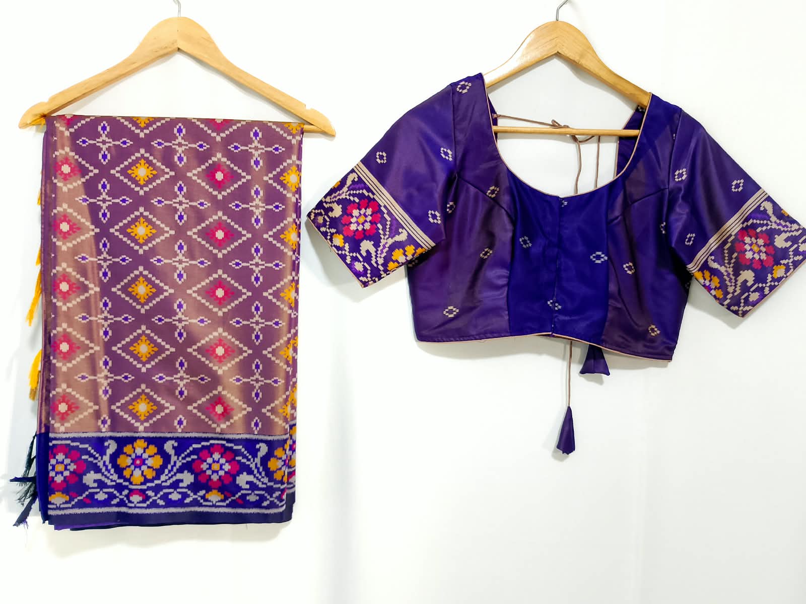 N1228 : Ready To Ship Beautiful Saree With Stitched Blouse