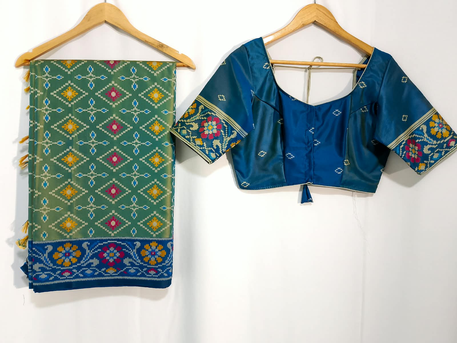N1229 : Ready To Ship Beautiful Saree With Stitched Blouse