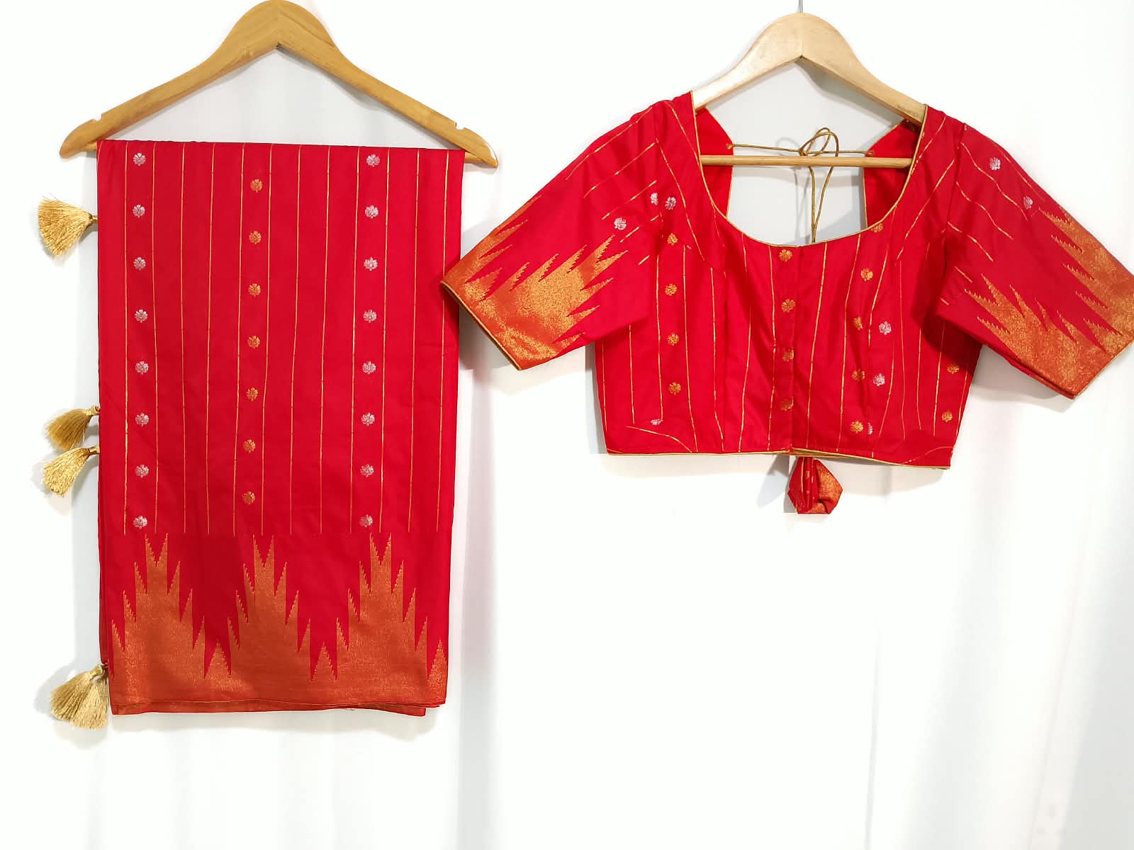 N1310 : Ready To Ship Beautiful Vintage Gadwal Saree With Stitched Blouse