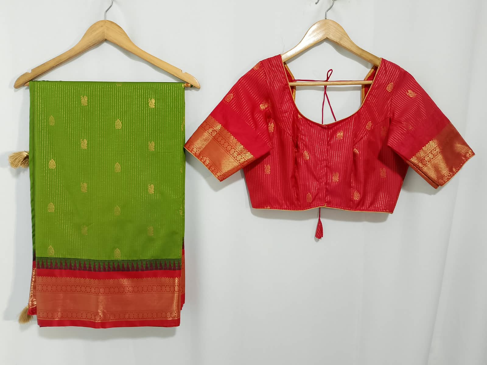 N1332 : Ready To Ship Beautiful Vintage Gadwal Saree With Stitched Blouse