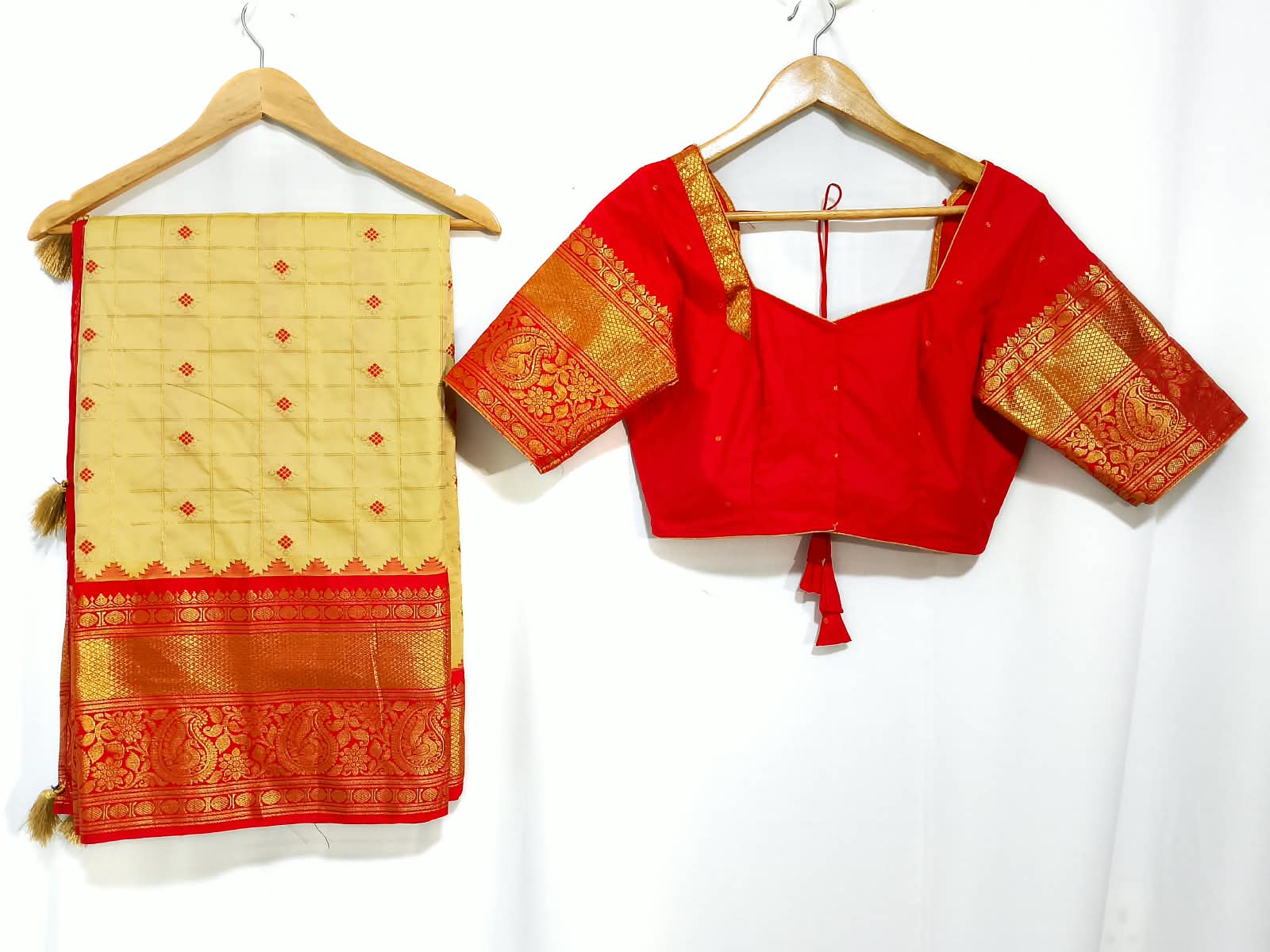 N1338 :Ready To Ship Beautiful Vintage Gadwal Saree With Stitched Blouse