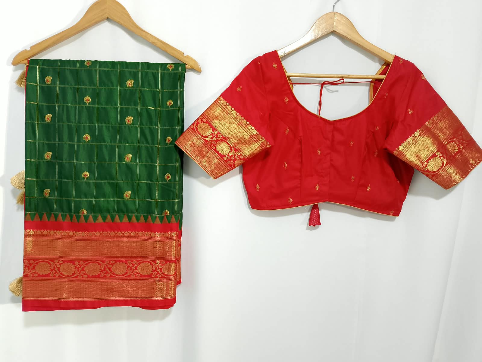 N1339 : Ready To Ship Beautiful Vintage Gadwal Saree With Stitched Blouse