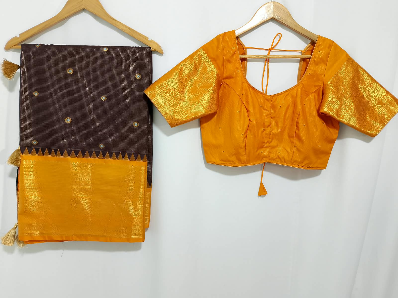 N1329 : Ready To Ship Beautiful Vintage Gadwal Saree With Stitched Blouse