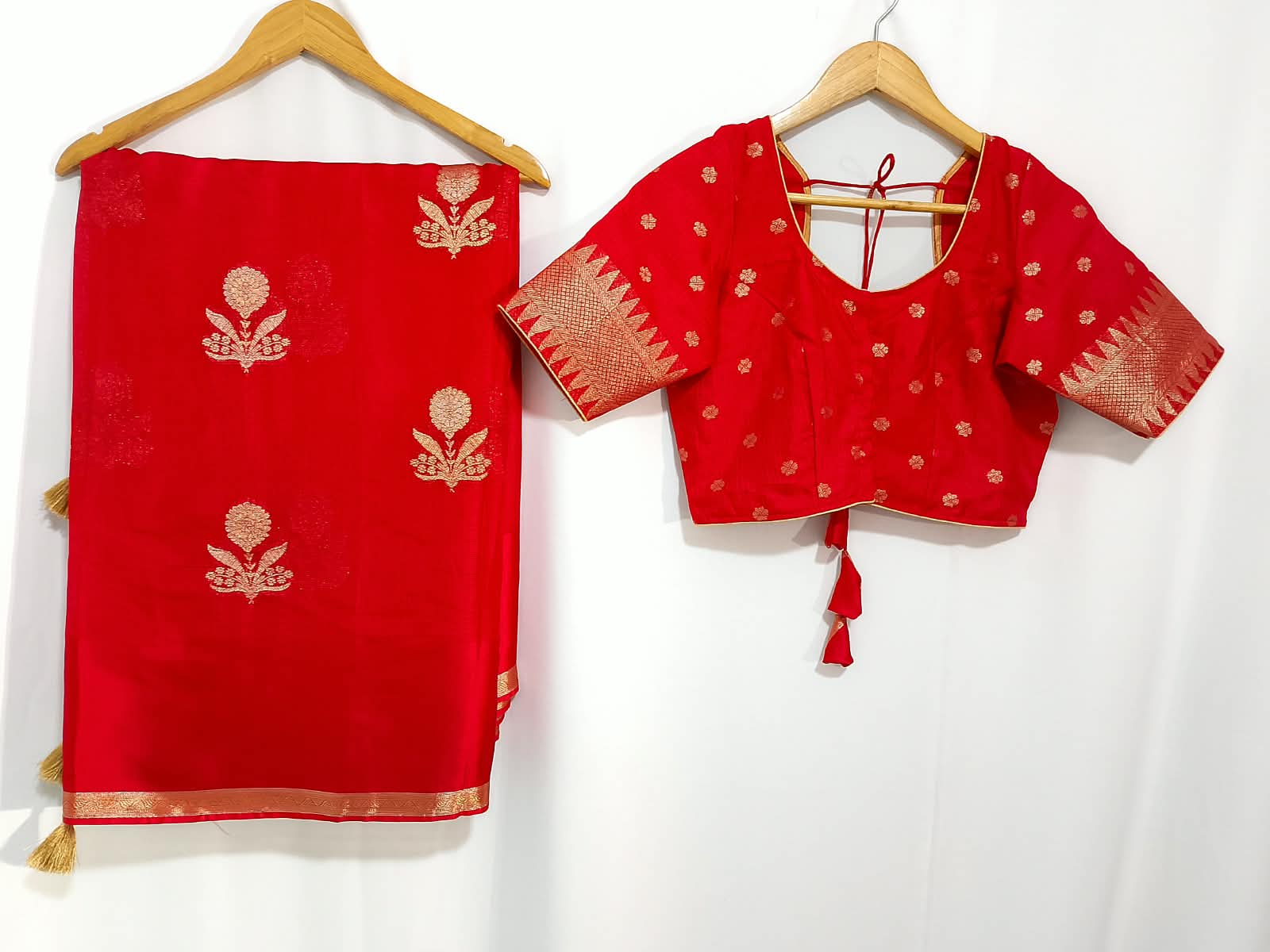 N1365 : Ready To Ship Beautiful Saree With Stitched Blouse N1365 : Ready To Ship Beautiful Saree With Stitched Blouse