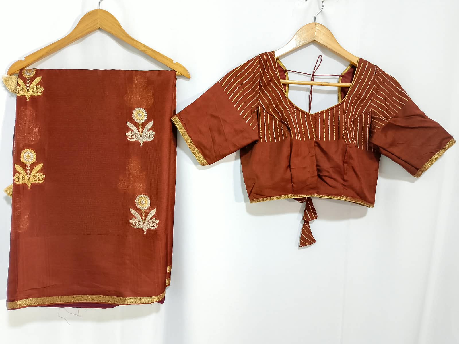 N1366 : Ready To Ship Beautiful Saree With Stitched Blouse