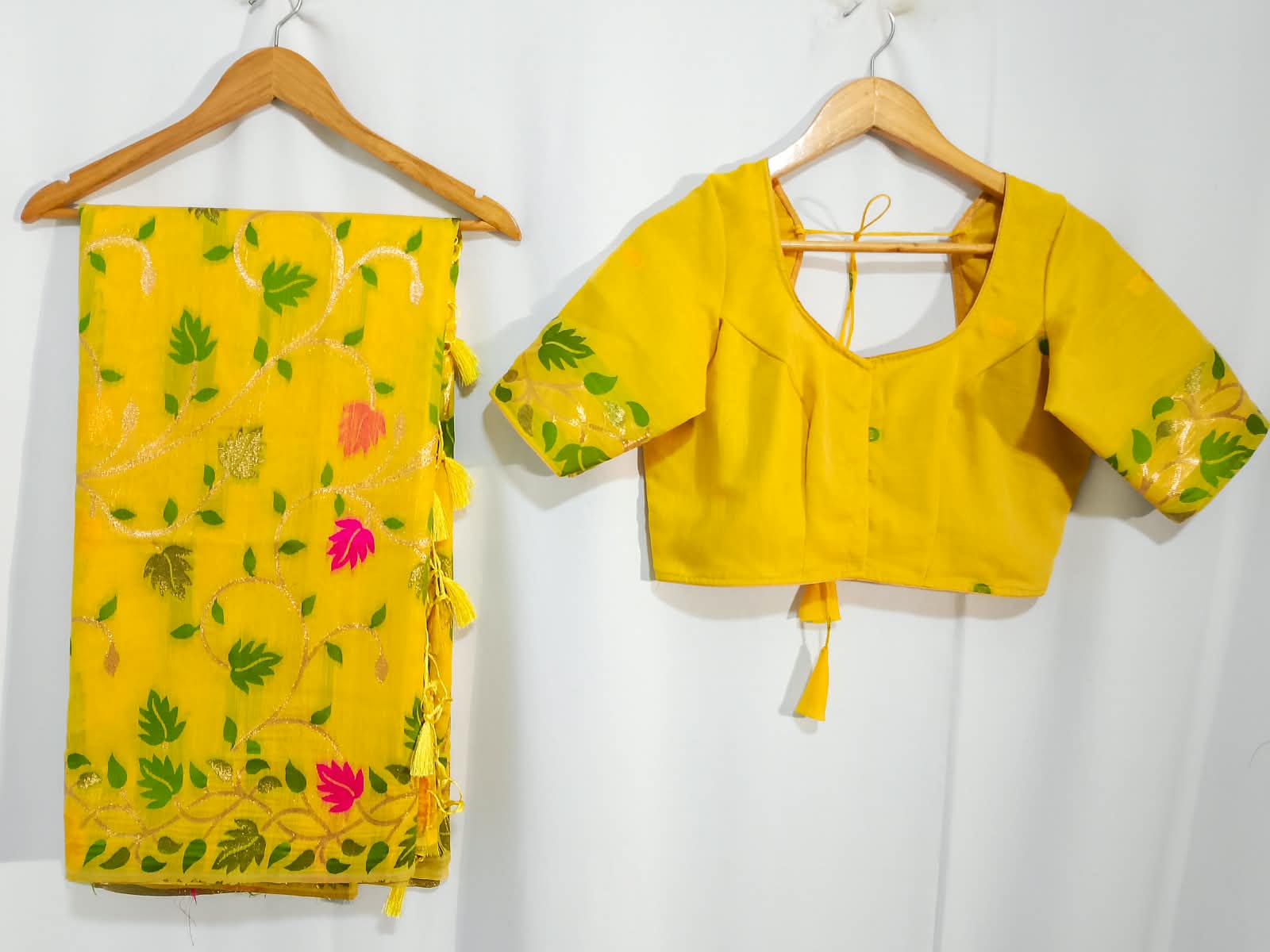 N1363 : Ready To Ship Beautiful Lenin Jamdhani Saree With Stitched Blouse N1363 : Ready To Ship Beautiful Lenin Jamdhani Saree With Stitched Blouse