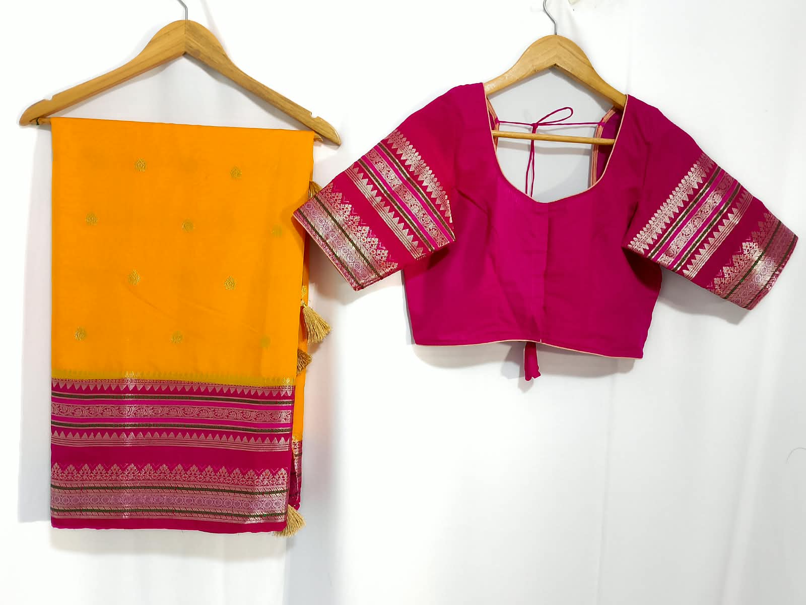 N1383 : Ready To Ship Beautiful Saree With Stitched Blouse