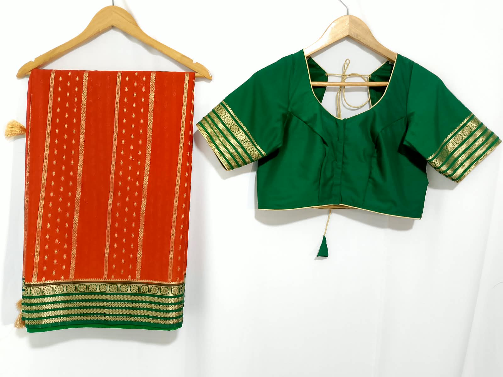 N1405 : Ready To Ship Beautiful Saree With Stitched Blouse