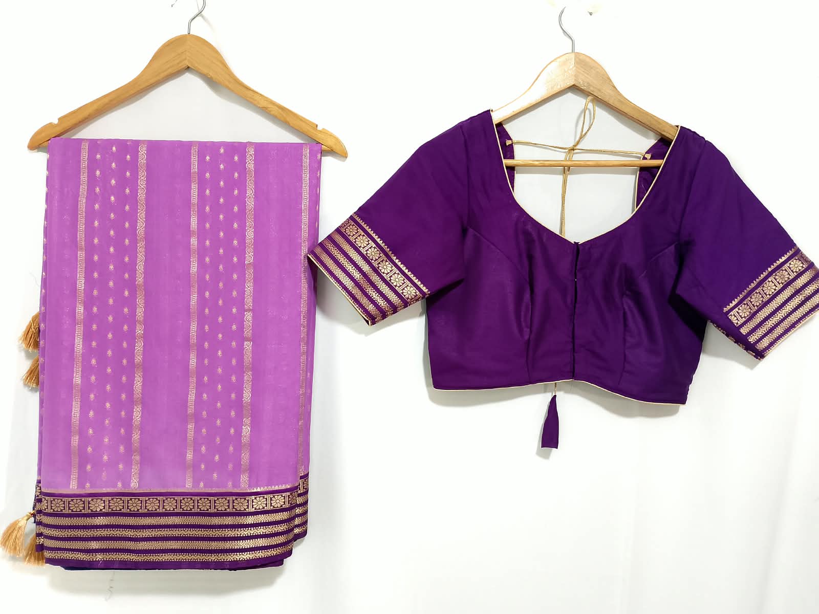 N1404 : Ready To Ship Beautiful Saree With Stitched Blouse N1404 : Ready To Ship Beautiful Saree With Stitched Blouse