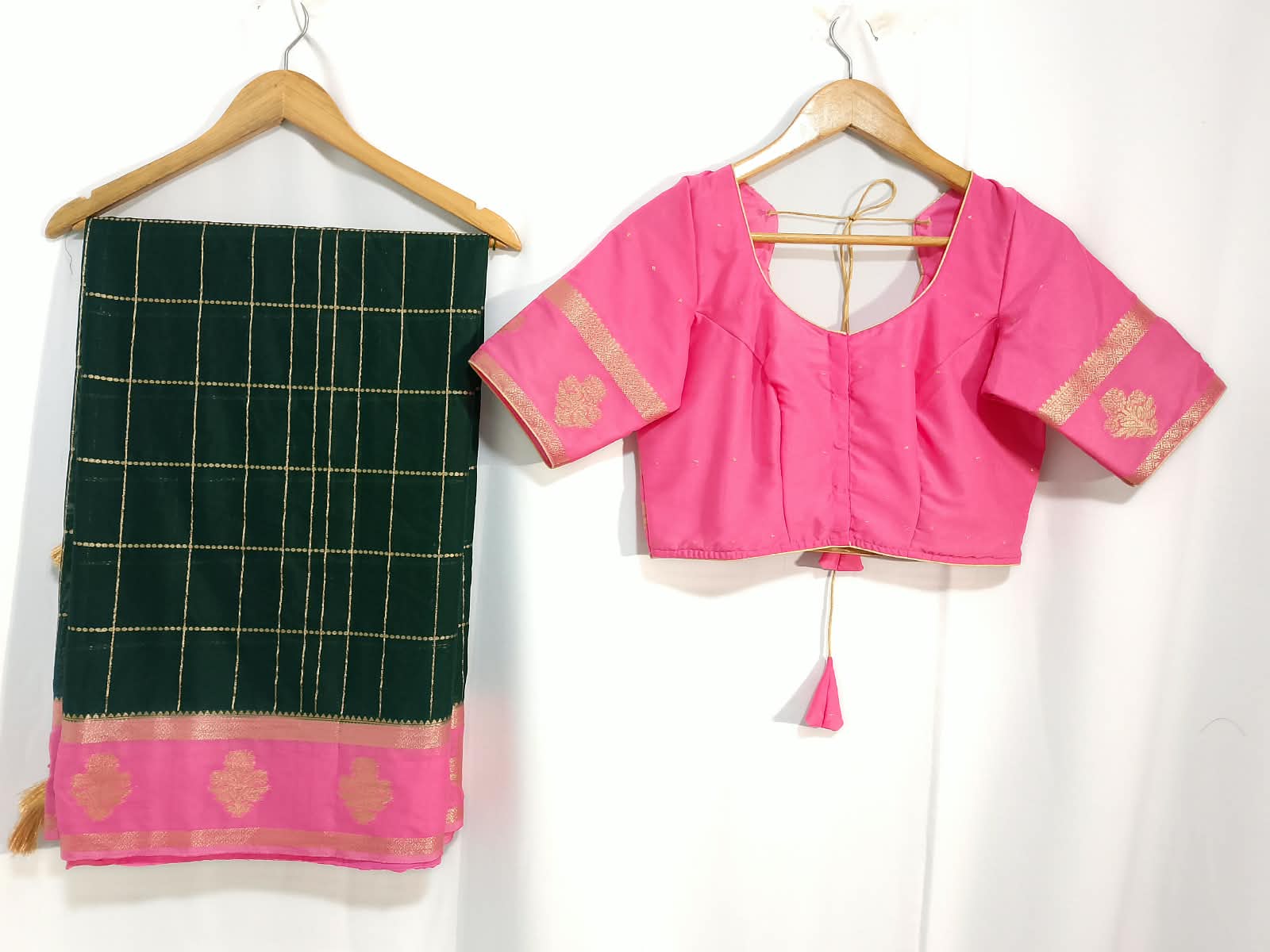 N1402 : Ready To Ship Beautiful Saree With Stitched Blouse