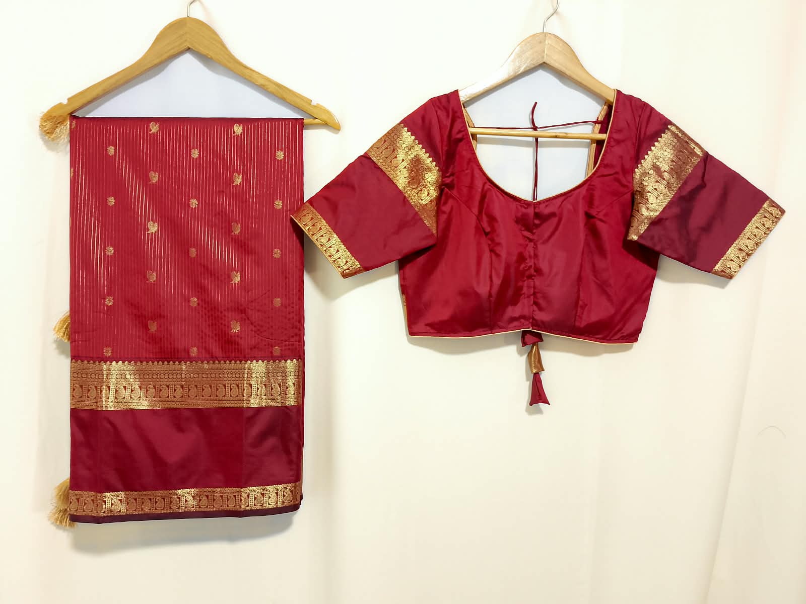 N1412 : Ready To Ship Beautiful Vintage Gadwal Saree With Stitched Blouse N1412 : Ready To Ship Beautiful Vintage Gadwal Saree With Stitched Blouse