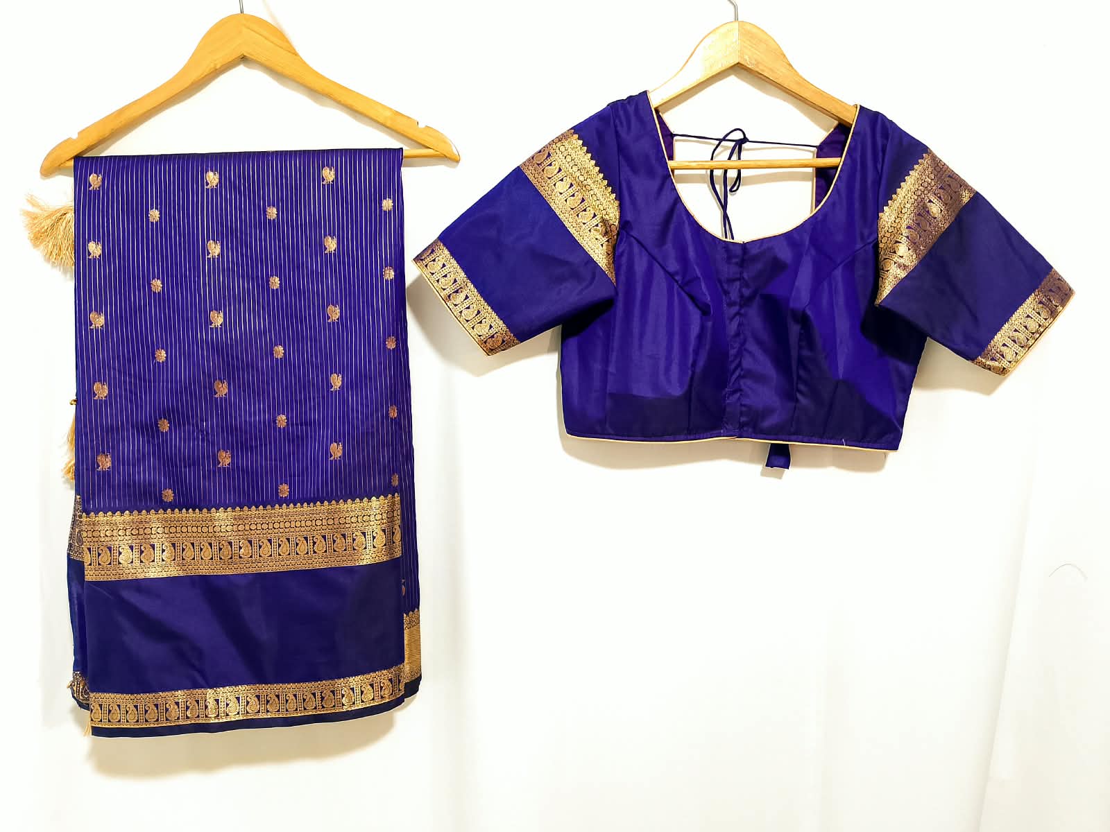 N1411 : Ready To Ship Beautiful  Vintage Gadwal Saree With Stitched Blouse