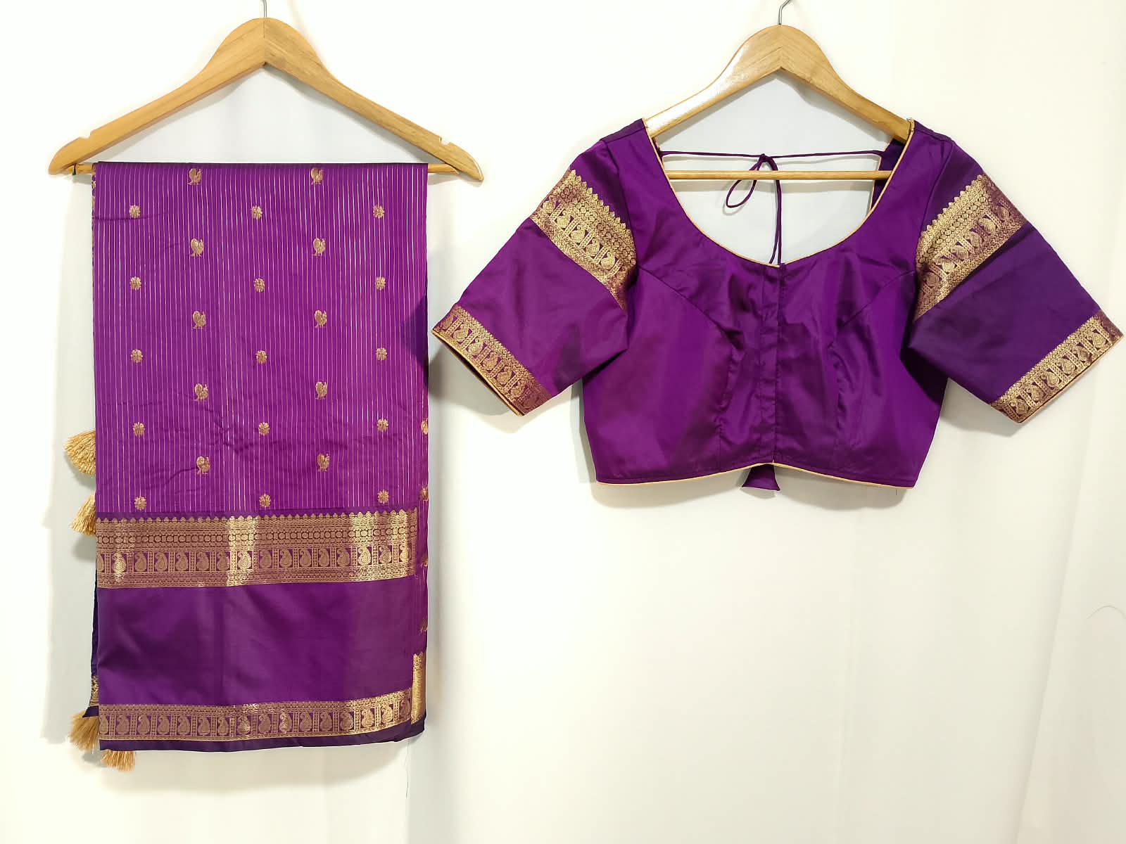 N1413 : Ready To Ship Beautiful Vintage Gadwal Saree With Stitched Blouse N1413 : Ready To Ship Beautiful Vintage Gadwal Saree With Stitched Blouse