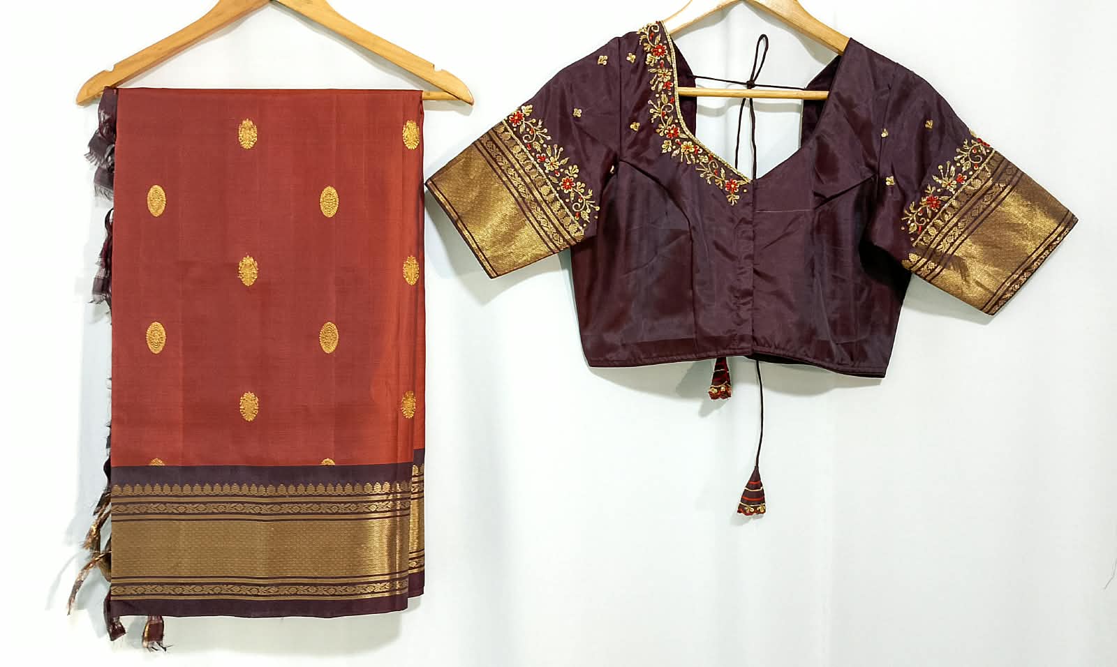 N1436 : Ready To Ship Beautiful Saree With Stitched Blouse N1436 : Ready To Ship Beautiful Saree With Stitched Blouse